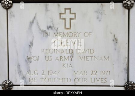 22. März 2018 - St. Louis, MO, USA - Eine Gedenktafel für den Hubschrauberpiloten Reginald Cleve aus dem Vietnamkrieg befindet sich auf der Memorial Wall Plaza, wo sie von Freunden, Familie und ehemaligen Kampfkameraden nach der Gedenkfeier am Donnerstag, den 22. März 2018, für den Hubschrauberpiloten Reginald Cleve aus dem Vietnamkrieg auf dem Jefferson Barracks National Cemetery besichtigt wurde. Reginald Cleves Hubschrauber wurde am 22. März 1971 abgeschossen. Seine Überreste wurden nie gefunden. (Foto: © J.B. Forbes/St Louis Post-Dispatch via ZUMA Press Wire) Stockfoto
