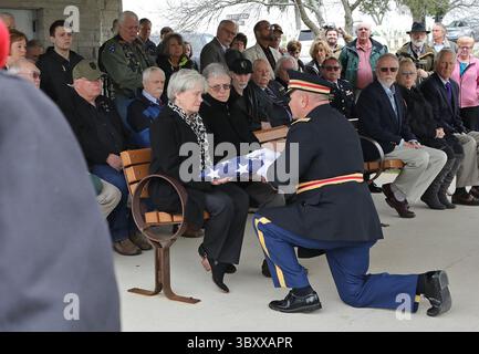 22. März 2018: St. Louis, MO, USA – Beverly und Steve Noller wurden am Ende der Gedenkfeier am 22. März 2018 für den Hubschrauberpiloten Reginald Cleve aus dem Vietnamkrieg auf dem Jefferson Barracks National Cemetery mit der amerikanischen Flagge überreicht. Die Nollers sind Schwiegereltern des verstorbenen Cleve. Reginald Cleves Hubschrauber wurde am 22. März 1971 abgeschossen. Seine Überreste wurden nie gefunden. (Foto: © J.B. Forbes/St Louis Post-Dispatch via ZUMA Press Wire) Stockfoto