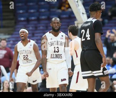 2. März 2018: Die Wachen Sean Lloyd (13) und Armon Fletcher (22) reagieren, nachdem der Bundesstaat Missouri gezwungen war, in der zweiten Hälfte eines Viertelfinales der Missouri Valley Conference am Freitag, den 2. März 2018, im Scottrade Center in St. Louis ein Timeout auszurufen. Southern Illinois Advanced, 67-63. (Foto: © Chris Lee/St Louis Post-Dispatch via ZUMA Press Wire) Stockfoto