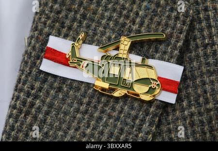 22. März 2018 - St. Louis, MO, USA - ehemalige Mitglieder der 176th Assault Helicopter Company trugen am Donnerstag, 22. März 2018 Hubschraubernadeln für die Gedenkfeier des Hubschrauberpiloten Reginald Cleve aus dem Vietnamkrieg auf dem Jefferson Barracks National Cemetery. Reginald Cleves Hubschrauber wurde am 22. März 1971 abgeschossen. Seine Überreste wurden nie gefunden. (Foto: © J.B. Forbes/St Louis Post-Dispatch via ZUMA Press Wire) Stockfoto