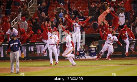 10. April 2018 – St. Louis, MO, USA – Matt Carpenter von St. Louis Cardinals (Mitte) umrundet die Basen, nachdem er im 11. Inning am Dienstag, 10. April 2018, in St. Louis, Mo., einen zwei-Lauf-Heimlauf gegen die Milwaukee Brewers getroffen hat (Credit Image: © Chris Lee/St Louis Post-Dispatch via ZUMA Press Wire) Stockfoto