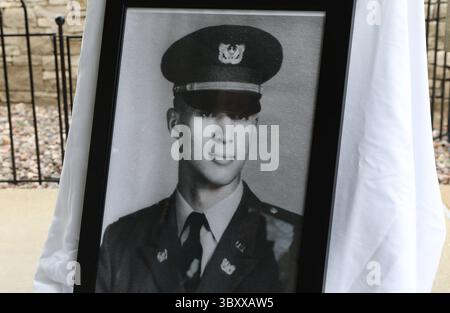 22. März 2018: St. Louis, MO, USA: Ein Porträt von Reginald Cleve wurde am 22. März 2018 auf dem Jefferson Barracks National Cemetery für den Hubschrauberpiloten Reginald Cleve ausgestellt. Reginald Cleves Hubschrauber wurde am 22. März 1971 abgeschossen. Seine Überreste wurden nie gefunden. (Foto: © J.B. Forbes/St Louis Post-Dispatch via ZUMA Press Wire) Stockfoto