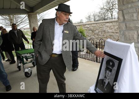 22. März 2018 – St. Louis, MO, USA – Don West, 68, berührt das Foto seines ehemaligen Mitbewohners während des Vietnamkriegs, Reginald Cleve, nach der Gedenkfeier am Donnerstag, 22. März 2018, für den Hubschrauberpiloten Cleve aus dem Vietnamkrieg auf dem Jefferson Barracks National Cemetery. West steuerte einen Helikopter vor Cleve, als Cleve's am 22. März 1971 von feindlichem Feuer getroffen wurde. Cleves Überreste wurden nie gefunden. (Foto: © J.B. Forbes/St Louis Post-Dispatch via ZUMA Press Wire) Stockfoto