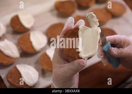 25. April 2018 - St. Louis, MO, USA - Tina Dimiitry, 49, von St. Louis, ices Frische Plätzchen in der Laughing Bear Bakery am Mittwoch, 25. März 2018. Die Bäckerei befindet sich in der Küche der Centenary United Methodist Church in der Innenstadt von St. Louis, Mo., und bietet Ex-Tätern einen bezahlten Job und einen Neuanfang. (Foto: © Cristina M. Fletes/St Louis Post-Dispatch via ZUMA Press Wire) Stockfoto