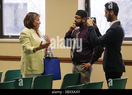 25. März 2018 – Jeanie Ames, Kandidatin des Parkway School Board, spricht mit Faizan Syed (Mitte) und Nash Abdulla nach dem Kandidatenforum des Parkway School Board am Sonntag, 25. März 2018 bei der Islamischen Stiftung von Greater St. Louis. Syed bat Ames, sich für ihre Äußerungen in den sozialen Medien zu entschuldigen. Ames wollte sich nicht entschuldigen, sagte Syed. (Foto: © J.B. Forbes/St Louis Post-Dispatch via ZUMA Press Wire) Stockfoto