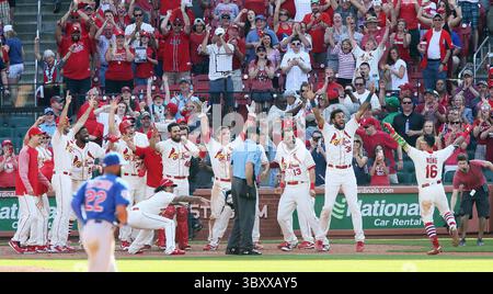 5. Mai 2018 – St. Louis, MO, USA – Kolten Wong der St. Louis Cardinals, rechts, wird von seinen Teamkollegen gratuliert, nachdem er im 10. Inning im Busch Stadium in St. Louis am Samstag, den 5. Mai 2018 einen zwei-RUN-Heimlauf absolviert hatte. Die Karten haben gewonnen, 8:6. (Foto: © Chris Lee/St Louis Post-Dispatch via ZUMA Press Wire) Stockfoto