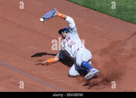 26. April 2018: St Louis, Missouri, USA – New York Mets verließ den Feldspieler YOENIS CESPEDES im siebten Inning am Donnerstag im Busch Stadium in St. Louis nicht in der Lage, ein Doppelspiel von Tommy Pham der St. Louis Cardinals zu erzielen. Die Karten haben mit 4:3 gewonnen. (Foto: © Chris Lee/St Louis Post-Dispatch via ZUMA Press Wire) Stockfoto