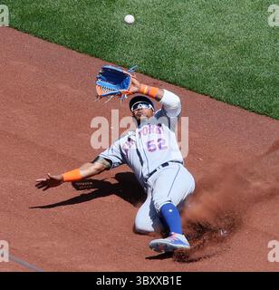 26. April 2018: St Louis, MO, USA – der linke Feldspieler Yoenis Cespedes von New York Mets kann im siebten Inning am Donnerstag, den 26. April 2018, im Busch Stadium in St. Louis kein Doppelspiel von Tommy Pham der St. Louis Cardinals erzielen. Die Karten haben mit 4:3 gewonnen. (Foto: © Chris Lee/St Louis Post-Dispatch via ZUMA Press Wire) Stockfoto
