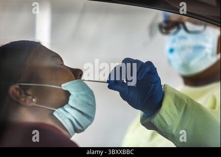 23. April 2020, St. Louis, MO, USA: Trace Robinson erhält am Donnerstag, 23. April 2020 einen Coronavirus-Test auf einer Affinia-Testanlage in St. Louis. (Bild: © Colter Peterson/St Louis Post-Dispatch via ZUMA Press Wire) Stockfoto