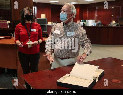 21. September 2020, St. Louis, MO, USA: Stephen Phelps öffnet am Montag, 21. September 2020, das Tagebuch seiner Großmutter Adele Quinette, um eine Nachrichtentruppe im Missouri Historical Society and Research Center in St. Louis zu zeigen. Adele Quinettes sechs Enkelkinder beschlossen, ihr Tagebuch über ihre Erfahrungen auf der Weltausstellung 1904 der Missouri Historical Society zu spenden. (Bild: © Cheyenne Boone/St Louis Post-Dispatch via ZUMA Press Wire) Stockfoto