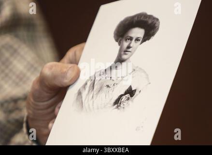 21. September 2020, St. Louis, MO, USA: Stephen Phelps hält ein Foto seiner Großmutter Adele Quinette, als sie 16 Jahre alt war, am Montag, 21. September 2020 am Missouri Historical Society and Research Center in St. Louis. (Bild: © Cheyenne Boone/St Louis Post-Dispatch via ZUMA Press Wire) Stockfoto