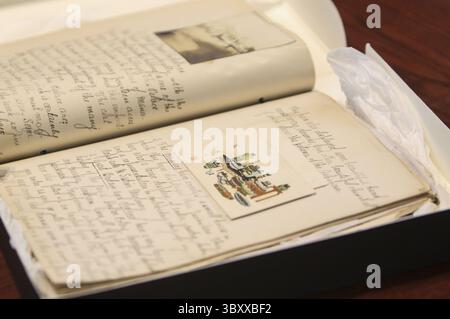 21. September 2020, St. Louis, MO, USA: Eine Seite aus Adele Quinettes Tagebuch im Missouri Historical Society and Research Center in St. Louis am Montag, 21. September 2020. Adele Quinettes sechs Enkelkinder beschlossen, ihr Tagebuch über ihre Erfahrungen auf der Weltausstellung 1904 der Missouri Historical Society zu spenden. Adele schrieb das Tagebuch, als sie 16 war, und dies ist das erste World's Fair-Tagebuch, das seit 1996 der Missouri Historical Society geschenkt wurde. (Bild: © Cheyenne Boone/St Louis Post-Dispatch via ZUMA Press Wire) Stockfoto