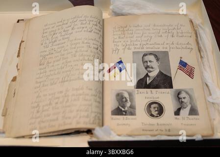 21. September 2020, St. Louis, MO, USA: Seiten aus Adele Quinettes Tagebuch im Missouri Historical Society and Research Center in St. Louis am Montag, 21. September 2020. Adele Quinettes sechs Enkelkinder beschlossen, ihr Tagebuch über ihre Erfahrungen auf der Weltausstellung 1904 der Missouri Historical Society zu spenden. Adele schrieb das Tagebuch, als sie 16 war, und dies ist das erste World's Fair-Tagebuch, das seit 1996 der Missouri Historical Society geschenkt wurde. (Bild: © Cheyenne Boone/St Louis Post-Dispatch via ZUMA Press Wire) Stockfoto