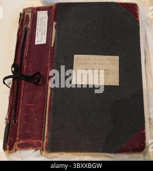 21. September 2020, St. Louis, MO, USA: Das Cover von Adele Quinettes Tagebuch im Missouri Historical Society and Research Center in St. Louis am Montag, 21. September 2020. Adele Quinettes sechs Enkelkinder beschlossen, ihr Tagebuch über ihre Erfahrungen auf der Weltausstellung 1904 der Missouri Historical Society zu spenden. (Bild: © Cheyenne Boone/St Louis Post-Dispatch via ZUMA Press Wire) Stockfoto