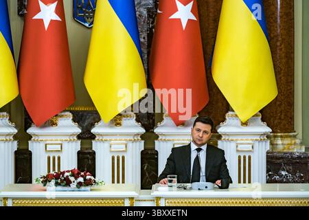 3. Februar 2022, Kiew, Ukraine: Präsident der Ukraine, WOLODYMYR ZELENSKI, während der Unterzeichnung von Kooperationsverträgen zwischen der Türkei und der Ukraine in Kiew. Die beiden Länder unterzeichneten ein Dutzend Abkommen einschließlich eines Freihandelsabkommens, als Präsident Erdogan Kiew besuchte. (Foto: © Celestino Arce Lavin/ZUMA Press Wire) Stockfoto
