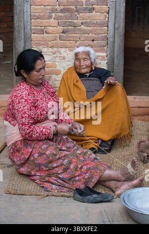 7. Februar 2015, Provinz Bagmati, Nepal: Frauen sitzen auf einer Matte vor einem Haus im mittelalterlichen Newari-Dorf Khokana im Kathmandu-Tal. (Kreditbild: © Jon G. Fuller/VW Pics via ZUMA Press Wire) Stockfoto