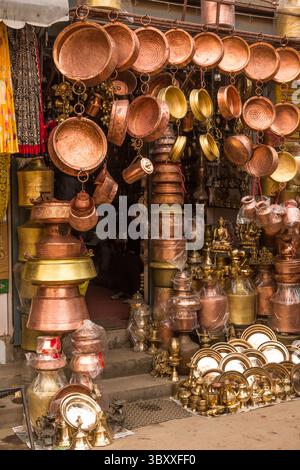 8. Februar 2015, Kathmandu, Provinz Bagmati, Nepal: Kupferwaren zum Verkauf im Kupferwarenladen in Kathmandu, Nepal. (Kreditbild: © Jon G. Fuller/VW Pics via ZUMA Press Wire) Stockfoto
