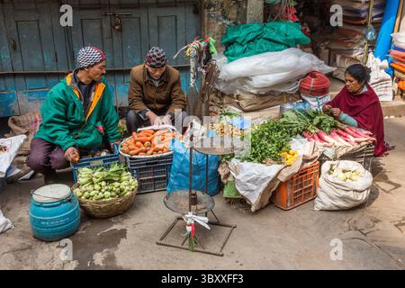 8. Februar 2015, Provinz Bagmati, Nepal: Händler, die frische Produkte auf einem offenen Markt in Kathmandu verkaufen. (Kreditbild: © Jon G. Fuller/VW Pics via ZUMA Press Wire) Stockfoto