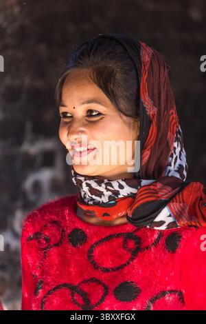 10. Februar 2015, Kathmandu, Provinz Bagmati, Nepal: Porträt einer attraktiven jungen Hindu-Frau in der Nähe der Boudhnath Stupa in Kathmandu, Nepal. (Kreditbild: © Jon G. Fuller/VW Pics via ZUMA Press Wire) Stockfoto