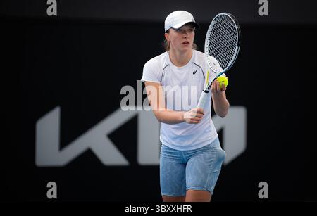 1. Januar 2022, ADELAIDE, AUSTRALIEN: IgA Swiatek aus Polen während des Trainings vor dem internationalen Tennisturnier Adelaide WTA 500 2022 (Bild: © Rob Prange/AFP7 via ZUMA Press Wire) Stockfoto