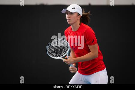 1. Januar 2022, ADELAIDE, AUSTRALIEN: IgA Swiatek aus Polen während des Trainings vor dem internationalen Tennisturnier Adelaide WTA 500 2022 (Bild: © Rob Prange/AFP7 via ZUMA Press Wire) Stockfoto