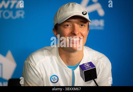 2. Januar 2022, ADELAIDE, AUSTRALIEN: IgA Swiatek aus Polen spricht mit den Medien vor dem Tennisturnier Adelaide International WTA 500 2022 (Foto: © Rob Prange/AFP7 via ZUMA Press Wire) Stockfoto