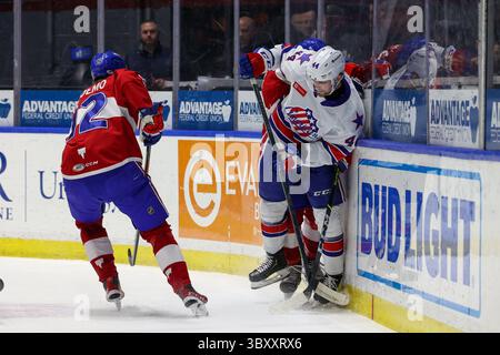 10. Dezember 2021: Der US-amerikanische Verteidigungsverteidiger Josh Teves (44) liefert in der ersten Periode einen Hit auf einen Laval Rocket-Spieler. Die Rochester Americans veranstalteten die Laval Rocket in einem Spiel der American Hockey League in der Blue Cross Arena in Rochester, New York. (Jonathan Tenca/CSM)(Kreditbild: &Copy; Jonathan Tenca/CSM via ZUMA Wire) Stockfoto