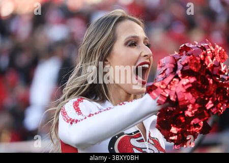 2. Januar 2022, Santa Clara, New York, USA: Ein Goldrush Cheerleader bejubelt den Sieg der San Francisco 49ers 23-7 über die Houston Texans Leviâ am 2. Januar 2022 in Santa Clara, Kalifornien (Credit Image: © Paul Kuroda/ZUMA Press Wire) Stockfoto