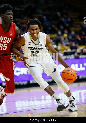 6. Januar 2022: Colorado Buffaloes Stürmer Jabari Walker (12) tritt im menâ Basketballspiel zwischen Colorado und Washington im Coors Events Center in Boulder, CO. Gegen Washington State Cougars Forward Mouhamed Gueye (35) an. Colorado gewann 83:78. Derek Regensburger/CSM.(Kreditbild: &Copy; Derek Regensburger/CSM via ZUMA Wire) Stockfoto