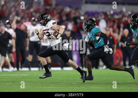 17. Dezember 2021, Orlando, Florida, USA: Cure Bowl - 17. Dezember 2021: Quarterback der Northern Illinois Huskies Rocky Lombardi (12) bricht im Explora Stadium, Orlando, Florida, für einen langen Lauf im vierten Down und Short während des Spiels zwischen den Coastal Carolina Chanticleers und den Northern Illinois Huskies frei. (Bild: © Peter Joneleit/ZUMA Press Wire) Stockfoto