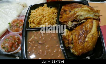 Los Angeles, Kalifornien, USA 18. Juli 2025 gegrilltes Huhn, Reis und Bohnen mit Salsa und Tortillas am 18. Juli 2025 in Los Angeles, Kalifornien, USA. Foto: Barry King/Alamy Stock Photo Stockfoto