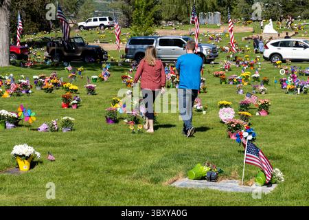 31. Mai 2021, Ogden, Utah, Vereinigte Staaten: Ein Paar besucht am Memorial Day das Grab eines geliebten Menschen in den ungebundenen Staaten. Memorial Day ist ein amerikanischer Feiertag, um an das Opfer jener Soldaten zu erinnern, die im Dienst der Vereinigten Staaten gestorben sind. (Kreditbild: © Jon G. Fuller/VW Pics via ZUMA Press Wire) Stockfoto