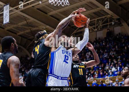 16. Dezember 2021: RJ Duhart (4) der Appalachian State Mountaineers (12) schlägt Duke Blue Devils Theo John (12) in der ersten Hälfte des NCAA-Basketballspiels im Cameron Indoor in Durham, North Carolina. (Scott Kinser/Cal Sport Media)(Credit Image: &Copy; Scott Kinser/CSM via ZUMA Wire) Stockfoto
