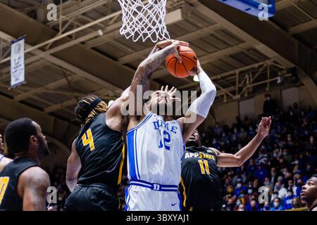 16. Dezember 2021: RJ Duhart (4) der Appalachian State Mountaineers (12) schlägt Duke Blue Devils Theo John (12) in der ersten Hälfte des NCAA-Basketballspiels im Cameron Indoor in Durham, North Carolina. (Scott Kinser/Cal Sport Media)(Credit Image: &Copy; Scott Kinser/CSM via ZUMA Wire) Stockfoto