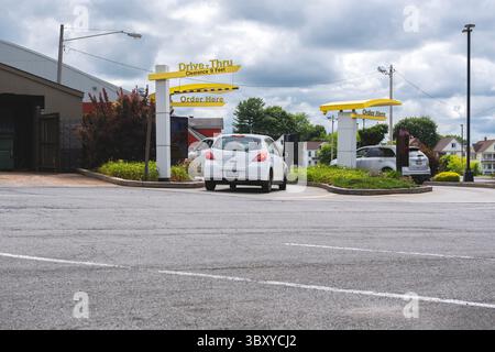 Utica, NY - 8. Juli 2025: Großer bedeckter Blick auf McDonald's Restaurant Drive-Thru, das 1940 gegründet wurde, ist eine der größten Fast-Food-Ketten der Welt Stockfoto