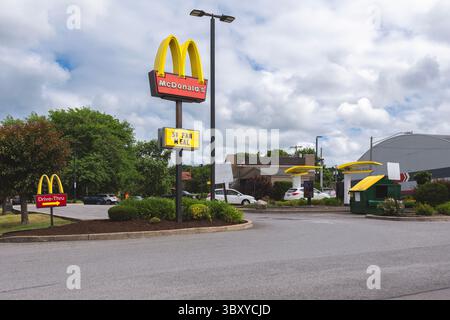 Utica, NY - 8. Juli 2025: Großer bedeckter Blick auf McDonald's Restaurant Pole Sign Drive-Thru, gegründet 1940, ist eines der größten Fast-Food-Restaurants der Welt Stockfoto