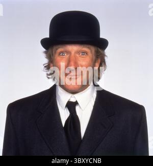 1992, Los Angeles, Kalifornien, USA: Schauspieler und Komiker ROBIN WILLIAMS während eines Fotoshootings für seinen Film Toys aus dem Jahr 1992. Williams begann Mitte der 1970er Jahre Stand-up-Comedy in San Francisco und Los Angeles zu spielen und wurde bekannt als Alien Mork in der ABC-Sitcom Mork & Mindy (1978C1982). Nach seiner ersten Hauptrolle in Popeye (1980) spielte er in mehreren kritisch und kommerziell erfolgreichen Filmen eine Hauptrolle. Er wurde für vier Academy Awards nominiert und gewann den besten Nebendarsteller für Good will Hunting. Außerdem erhielt er zwei Primetime Emmy Awards, sechs Golden Globe Awards und zwei Screen Actors G Stockfoto