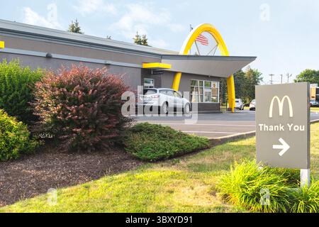 Utica, NY - 8. Juli 2025: Die 1940 gegründete McDonald's Dankeschön-Schild und Drive-Thru ist einer der größten Fast-Food-Chais der Welt Stockfoto