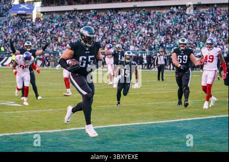 26. Dezember 2021: Philadelphia Eagles Offensive Tackle Lane Johnson (65) macht den Touchdown während des NFL-Spiels zwischen den New York Giants und den Philadelphia Eagles im Lincoln Financial Field in Philadelphia, Pennsylvania. (Bild: © Chris Szagola/CSM via ZUMA Wire) Stockfoto