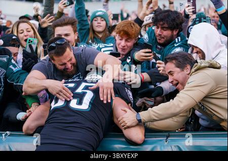 26. Dezember 2021: Philadelphia, Pennsylvania, USA: Philadelphia Eagles Offensive Tackle LANE JOHNSON (65) feiert seinen Touchdown-Fang mit den Fans während des NFL-Spiels zwischen den New York Giants und den Philadelphia Eagles im Lincoln Financial Field. (Bild: © Chris Szagola/CSM via ZUMA Wire) Stockfoto