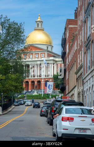 18. August 2018, Boston, Massachusetts, USA: Massachusetts State House der Sitz der Regierung mit goldener Kuppel und Säulen in Boston, USA. Das Massachusetts State House, auch bekannt als Massachusetts Statehouse oder New State House, ist die Hauptstadt des Bundesstaates Massachusetts und Sitz der Regierung des Commonwealth of Massachusetts im Stadtteil Beacon Hill von Boston. Das Gebäude beherbergt die Legislative des Massachusetts General Court und die Büros des Gouverneurs von Massachusetts. Das Gebäude wurde von dem Architekten Charles Bulfinch entworfen und im Januar 1798 gegen einen Preis fertiggestellt Stockfoto