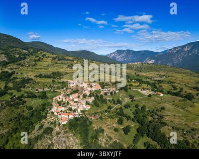 29. Juni 2021, Lleida, Spanien: Panoramablick auf das Dorf Bar im CadÃ­-Gebirge Katalonien, Spanien, Pyrenäen...Bar ist ein Sammeldorf in der Gemeinde Pont de Bar (Alt Urgell), auf halbem Weg auf einer Stütze an der Nordseite der Sierra del CadÃ­ auf einer Höhe von 1.181 Metern. Derzeit sind 28 Personen registriert (2006). Es befindet sich 1,5 Kilometer von Toloriu entfernt, in der sogenannten BaridÃ-Subregion, einem Übergangsland zwischen Urgellet (Alt Urgell) und Cerdanya...dem Kern steht die Kirche Sant Esteve, die in Bezug auf die Origi sehr modifiziert ist Stockfoto