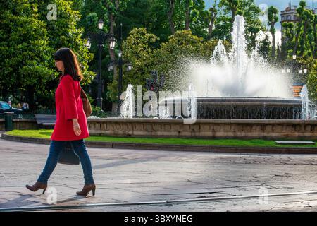 15. Juni 2016, Spanien: Frau in Rot im Brunnen auf der Plaza de la Escandalera in Oviedo in der Region Asturien, Spanien (Foto: © Sergi Reboredo/ZUMA Press Wire) Stockfoto