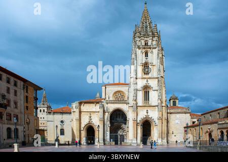 15. Juni 2016, Spanien: Kathedrale von Oviedo San Salvador in Plaza Alfonso II el Casto Oviedo Asturias, Spanien. (Bild: © Sergi Reboredo/ZUMA Press Wire) Stockfoto