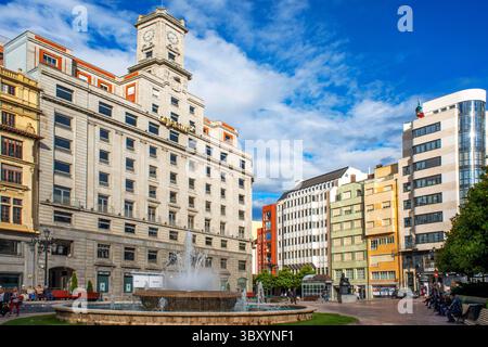 15. Juni 2016, Spanien: Bankgebäude Cajastur und Brunnen auf der Plaza de la Escandalera in Oviedo in der Region Asturien, Spanien (Kreditbild: © Sergi Reboredo/ZUMA Press Wire) Stockfoto