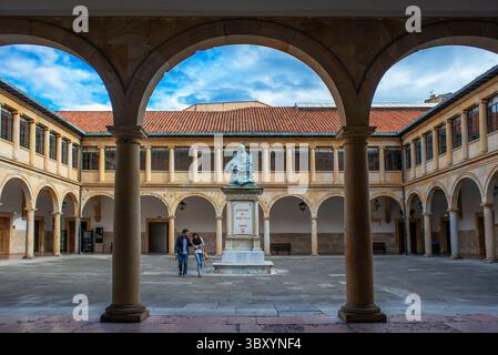 15. Juni 2016, Spanien: Innenhof und Statue von Fernando de Valdes Salas. Universität Oviedo. Oviedo, Asturien, Spanien, Europa (Bild: © Sergi Reboredo/ZUMA Press Wire) Stockfoto