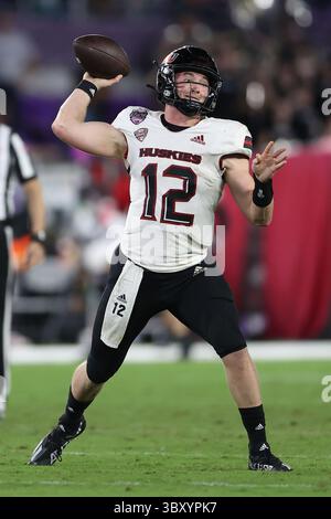 17. Dezember 2021, Orlando, Florida, USA: Cure Bowl - 17. Dezember 2021: Quarterback der Northern Illinois Huskies Rocky Lombardi (12) macht einen Pass-Versuch während des Spiels zwischen den Coastal Carolina Chanticleers und den Northern Illinois Huskies im Explora Stadium, Orlando, Florida. (Bild: © Peter Joneleit/ZUMA Press Wire) Stockfoto