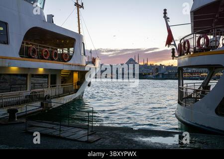 19. Dezember 2021: Blick auf die Suleymaniye-Moschee, die von Suleiman dem Großen in Auftrag gegeben und vom kaiserlichen Architekten Mimar Sinan in Istanbul, Türkei, am 19. Dezember 2021 entworfen wurde. (Bild: © Tolga Ildun/ZUMA Press Wire) Stockfoto