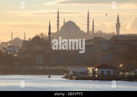 21. Dezember 2021: Blick auf die Suleymaniye-Moschee, die von Suleiman dem Großen in Auftrag gegeben wurde und vom kaiserlichen Architekten Mimar Sinan in Istanbul, Türkei, am 21. Dezember 2021 entworfen wurde. (Bild: © Tolga Ildun/ZUMA Press Wire) Stockfoto