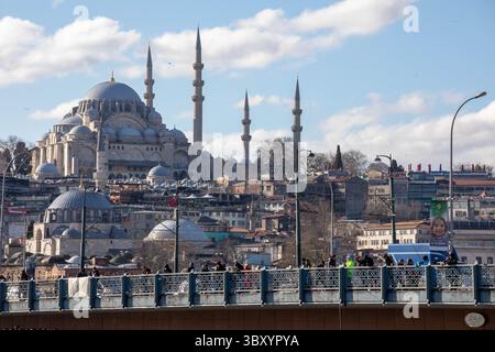 19. Dezember 2021: Blick auf die Suleymaniye-Moschee, die von Suleiman dem Großen in Auftrag gegeben und vom kaiserlichen Architekten Mimar Sinan in Istanbul, Türkei, am 19. Dezember 2021 entworfen wurde. (Bild: © Tolga Ildun/ZUMA Press Wire) Stockfoto